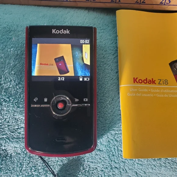 Kodak ZI8 HD ビデオカメラ ラズベリー Kodak outs the 1080p Zi8 pocket camcorder | TechCrunch